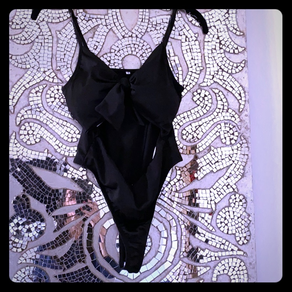 One Piece cut out cheeky swim suit